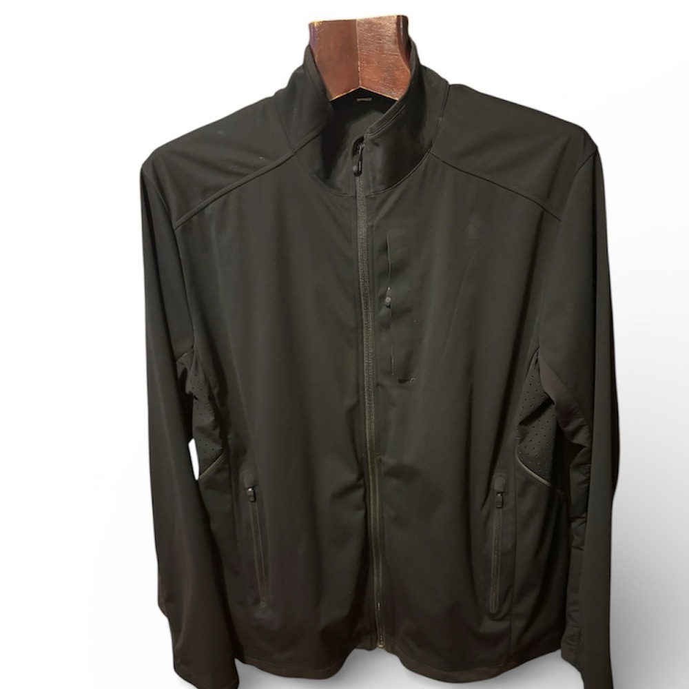 Men's Lululemon wind and water proof size L Black Jacket in like new condition